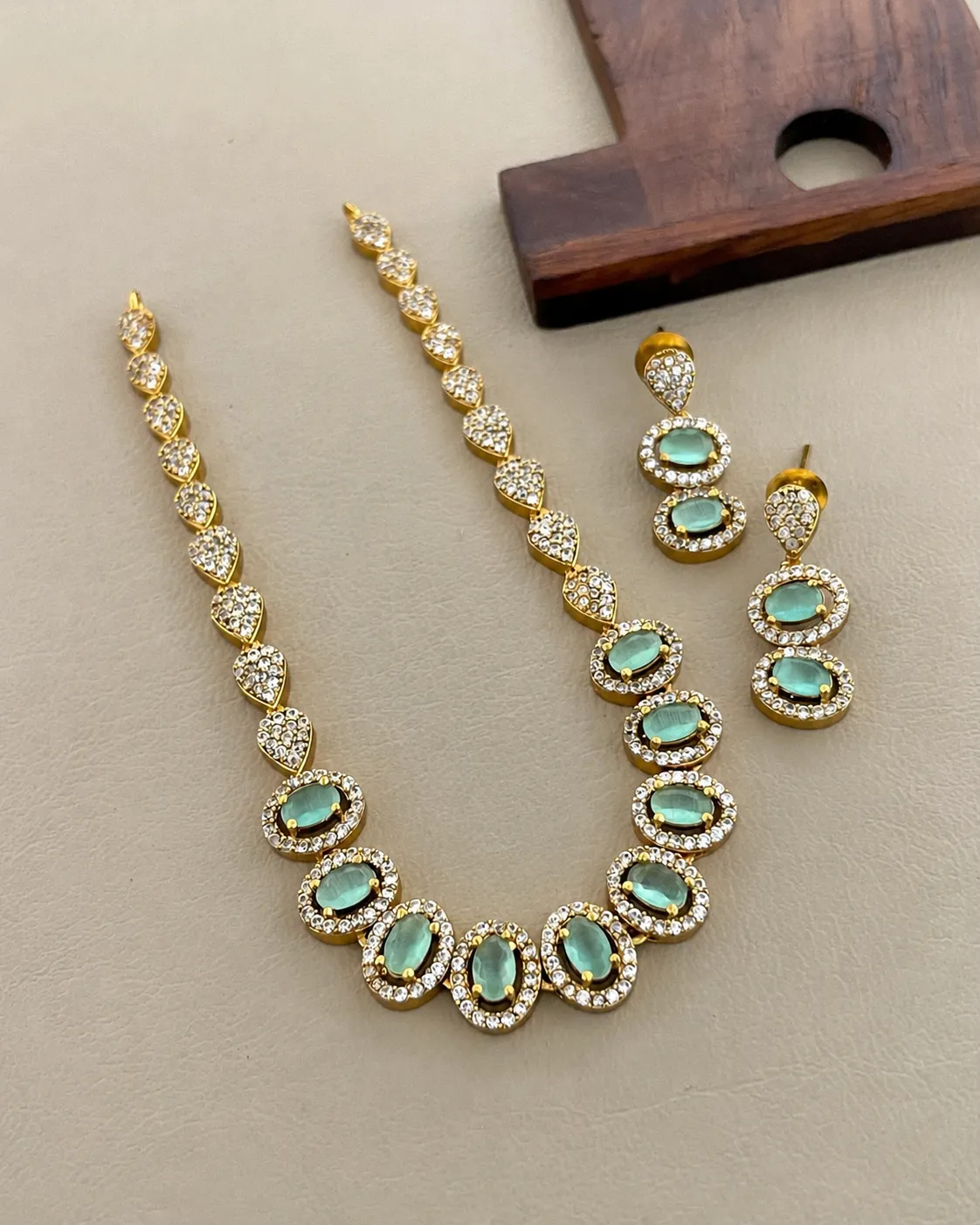 Premium Emerald-Tone Stone Necklace Set with Sparkling Zircon Detailing