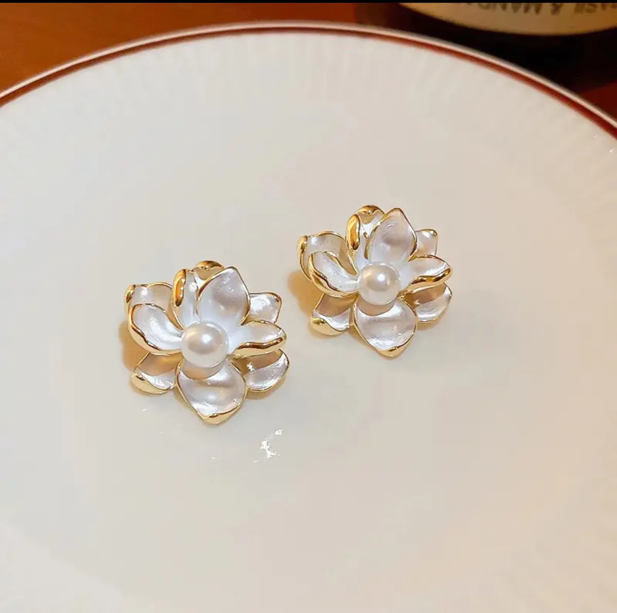 Elegant Pearl Blossom Stud Earrings – Gold Floral Korean Style